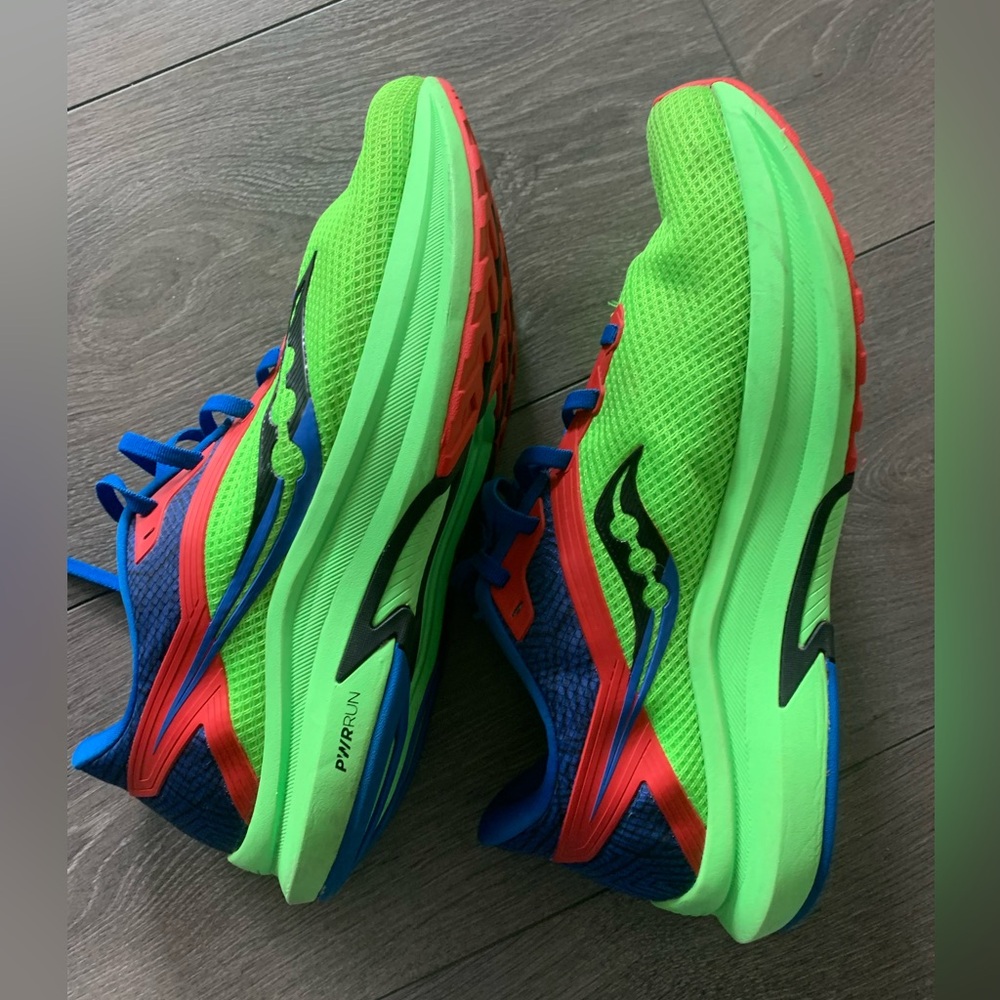 Saucony running axon shoes, size 9.5-43. Excellent condition like new.